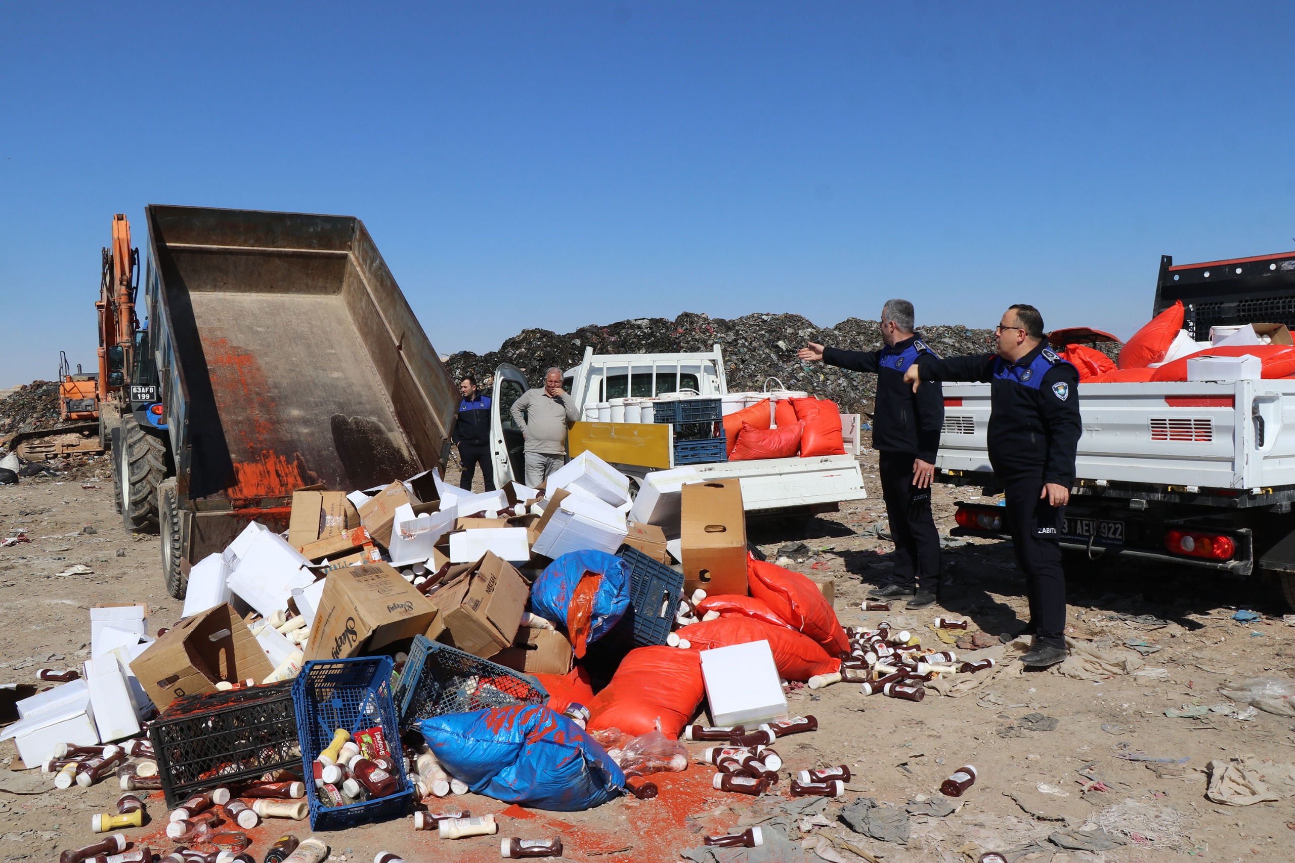 HALİLİYE’DE ZABITA EKİPLERİ 5 TON BOZUK GIDA ELE GEÇİRDİ