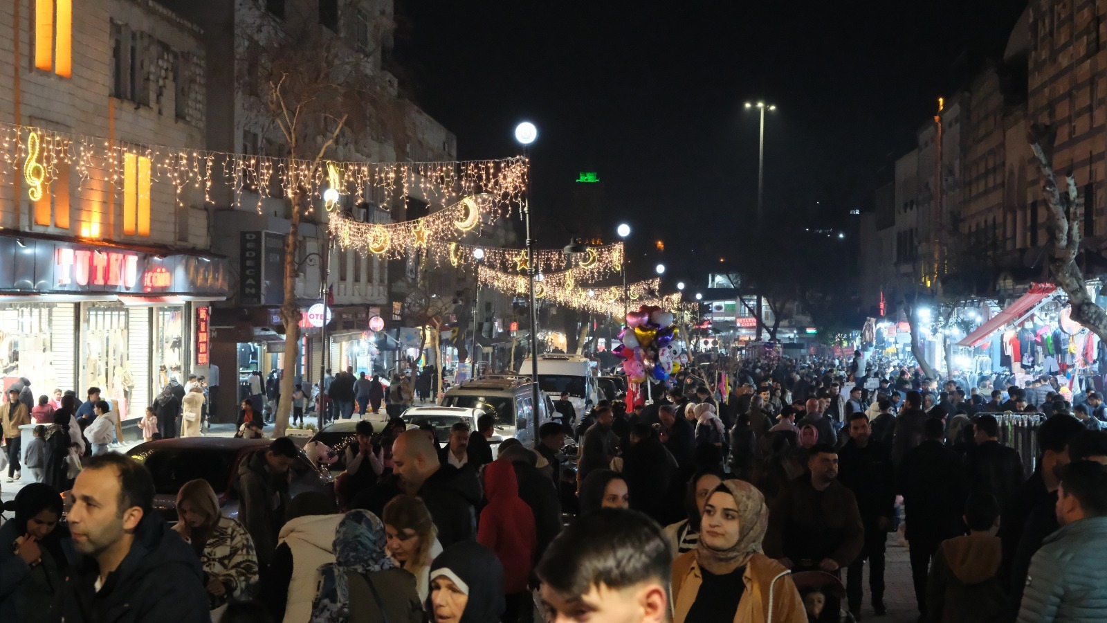 ŞEHRİN KALBİ DİVANYOLU DAHA IŞILTILI HALE GELDİ