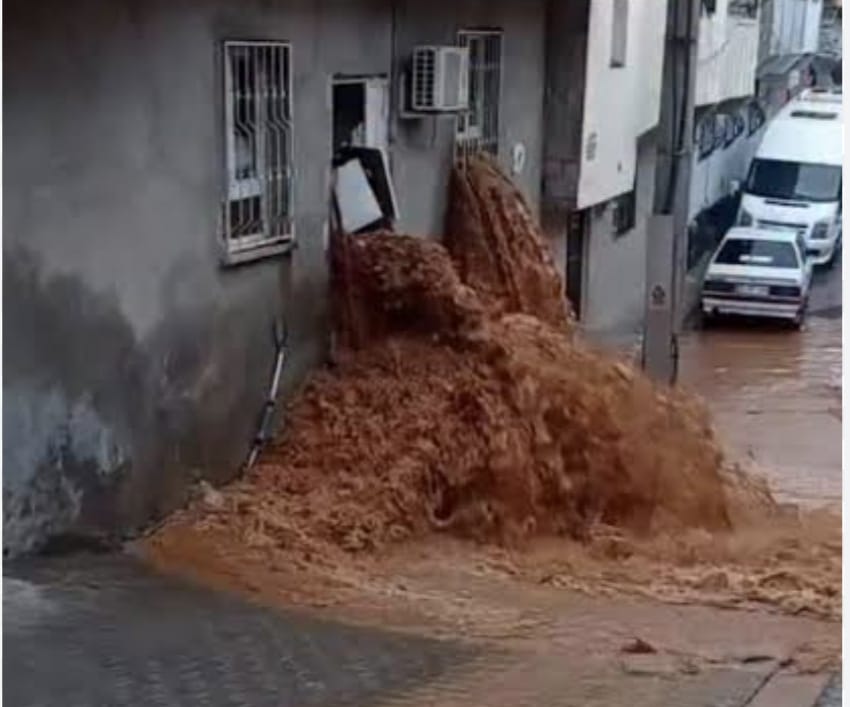 SU BASKININDA GÖRÜNTÜLERE KONU OLAN MAĞDUR AİLEYE HIZLI DEVLET DESTEĞİ